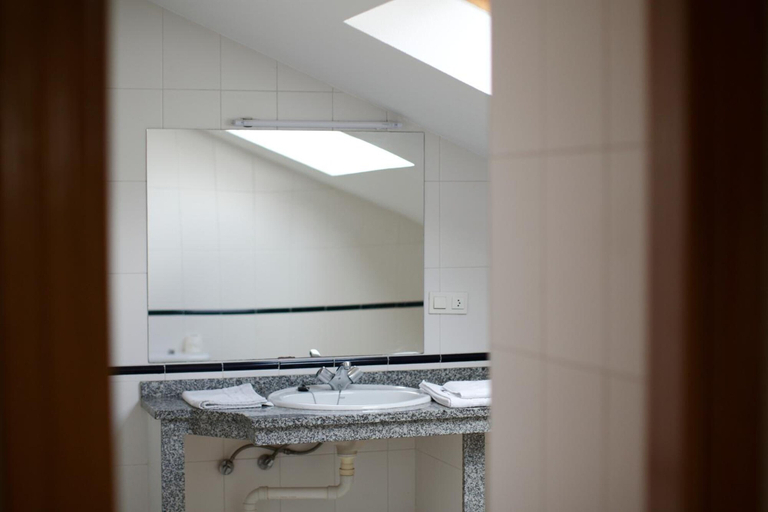 Bathroom 4, Rialta Apartahotel, A Coruña