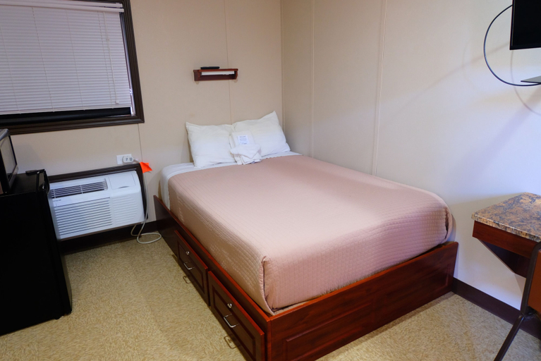 Bedroom 2, Target Hospitality - Orla South Lodge, Reeves