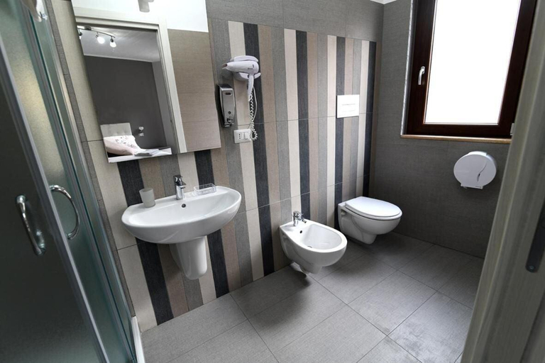 Bathroom 4, La Regina di Saba, Enna