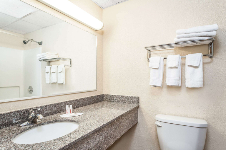 Bathroom 4, Super 8 by Wyndham Oneonta/Cooperstown, Otsego