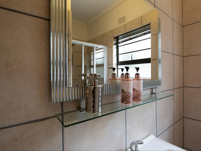 Bathroom 4, Angelica Guest House, Ekurhuleni