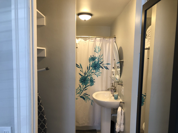 Bathroom, Midtown Manor, Hennepin