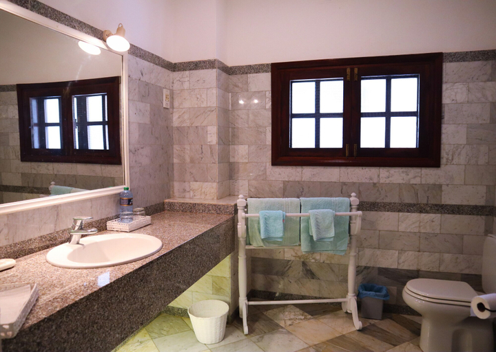 Bathroom, Woburn Residence Club, Malindi