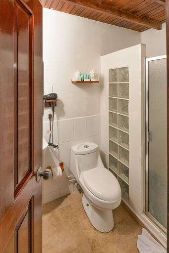 Bathroom 4, Hotel and Dive Center Roatan Yacht Club, Roatán