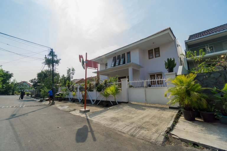 Exterior & Views 2, OYO 1941 Aaa Residence Syariah, East Jakarta