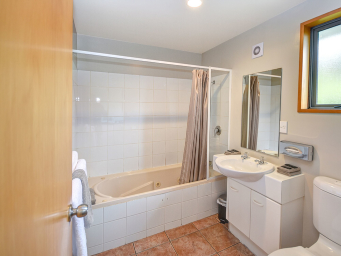 Bathroom 5, Bonnie Knights Motel, Dunedin