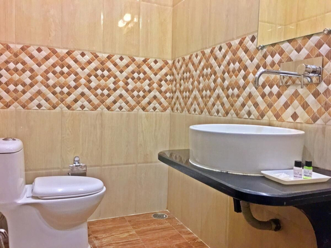 Bathroom 4, Spring Sky Mughalsarai by ShriGo Hotels, Chandauli
