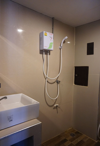 Bathroom 3, Puangpech Hotel, Muang Lampang