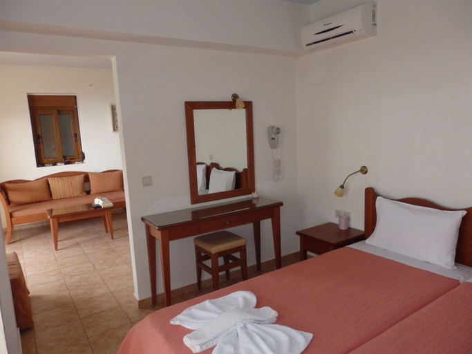 Bedroom 2, Ravdoucha Beach Studios, Crete