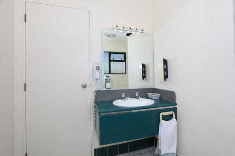 Bathroom 4, Pavilion Motel & Conference Centre, Palmerston North
