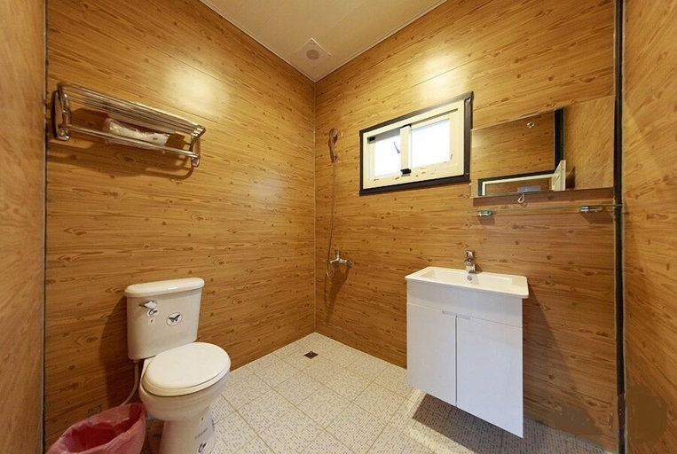 Bathroom 4, Kenting Dajianshan Wilderness Bungalow, Pingtung