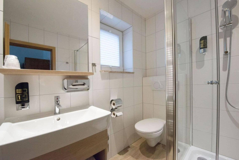 Bathroom 5, Altstadthotel und Restaurant Piazza, Ansbach