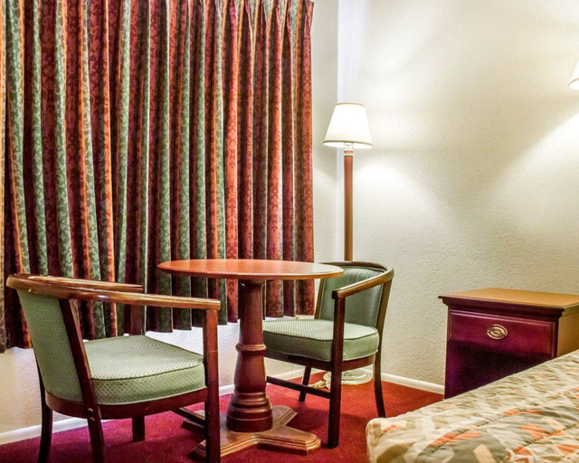 Bedroom 4, Rodeway Inn Winslow I-40, Navajo
