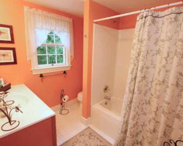 Bathroom, Frog Hollow Bed and Breakfast, Lexington