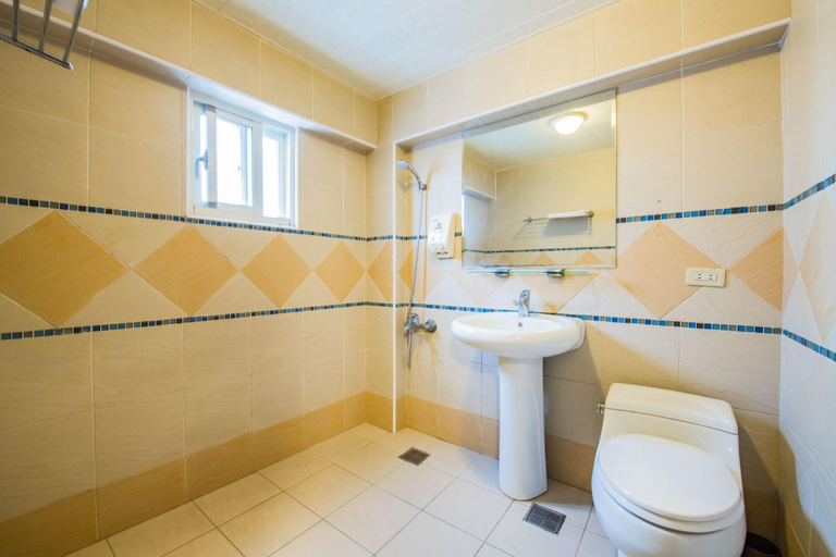 Bathroom 2, Ribbed Birch B&B, Hualien