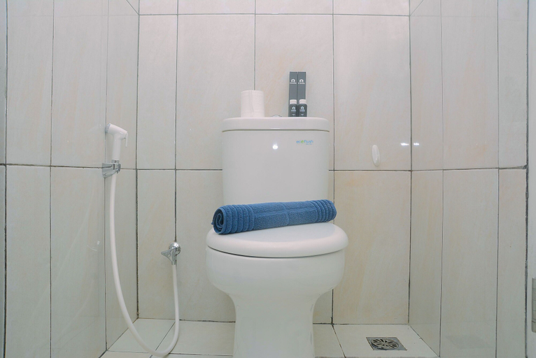 Bathroom 2, Comfortable Studio Grand Kamala Lagoon Apartment, Bekasi