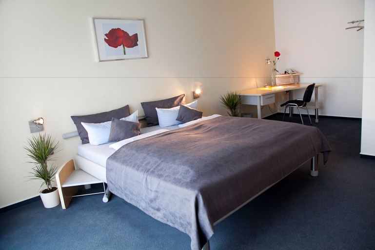 Bedroom 3, Business Vital Hotel, Suhl
