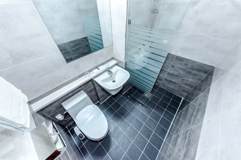 Bathroom 4, Leslie Hotel, Jeju