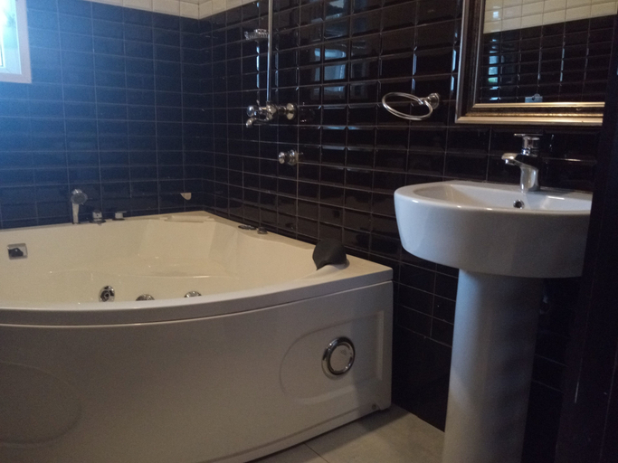 Bathroom 4, Victoria Inn Hotel & Suites, Ikpoba-Okha
