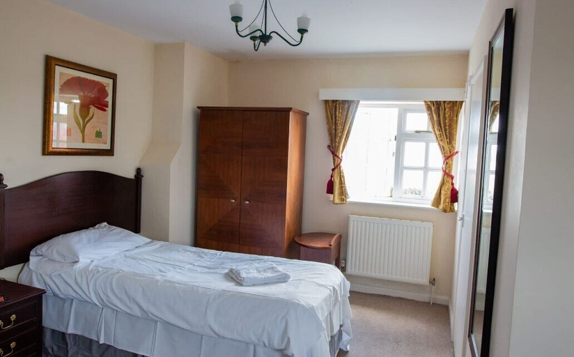 Bedroom 2, Queens Head, Warwickshire