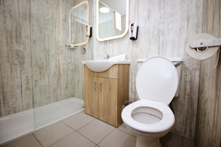 Bathroom 4, Embassy Apartments, Glasgow