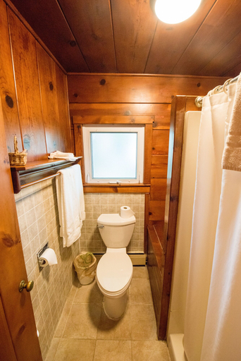 Bathroom 3, Lakeview on the Lake, Erie
