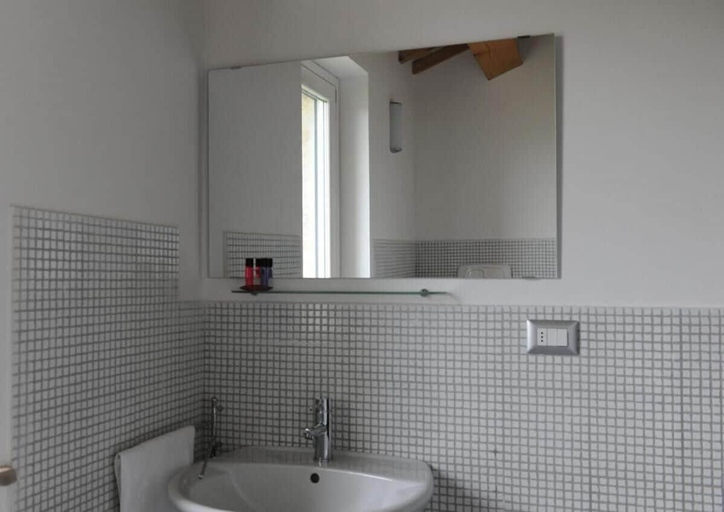 Bathroom 5, Casale Papa, Ancona