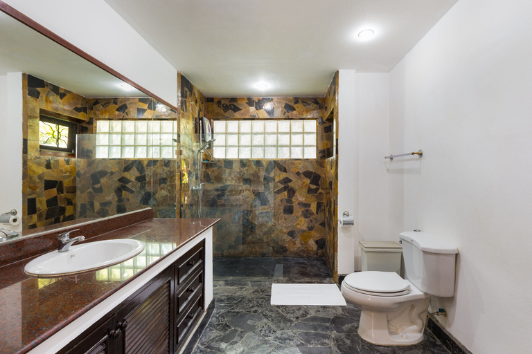 Bathroom, Blissful Jacuzzi Living at Villa Nikkie2, Pulau Phuket