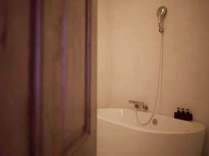 Bathroom 4, Orrs, Chatan