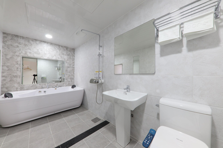Bathroom 4, Hotel Encore, Dong