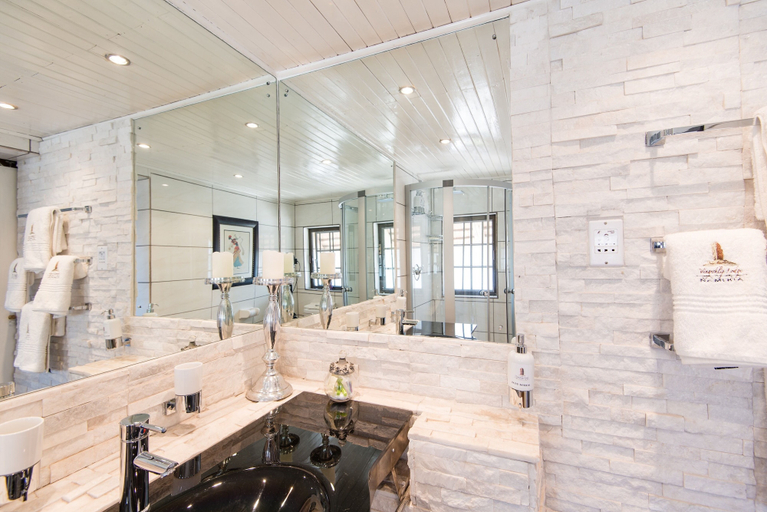 Bathroom 5, Vingerklip Lodge, Kamanjab