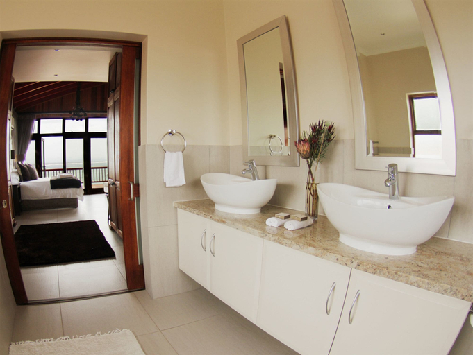 Bathroom 5, Shaloha Guesthouse on Supertubes, Cacadu