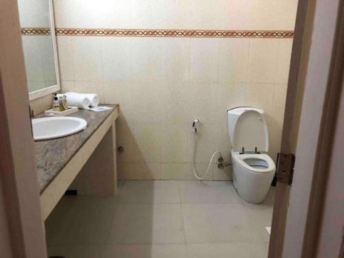 Bathroom 4, Paje Beach Apartments & Hotel, Kusini