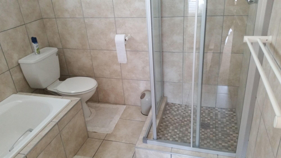 Bathroom 3, Green Pastures Guesthouse, Eden