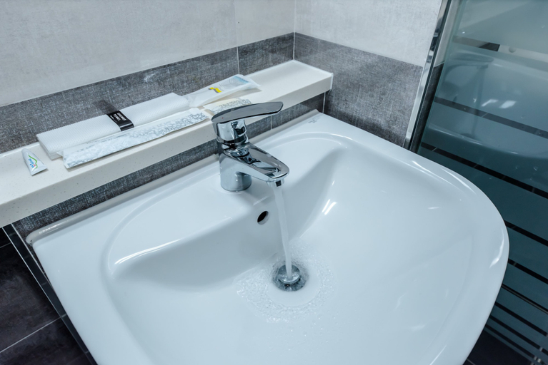 Bathroom 4, Leslie Hotel, Jeju