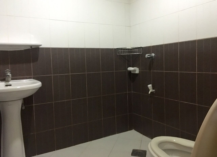 Bathroom 5, HK Beach Resort, Moalboal
