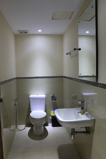 Bathroom 3, Queen's Park Hotel, Yangon