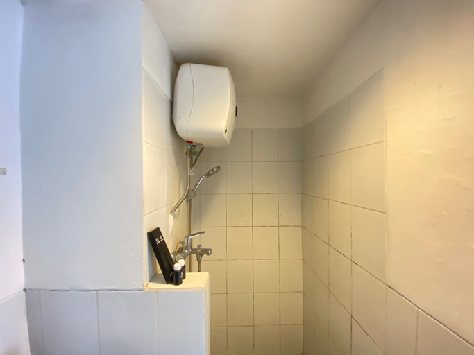Bathroom 2, Spacious Studio Apartment At Jarrdin Cihampelas, Bandung