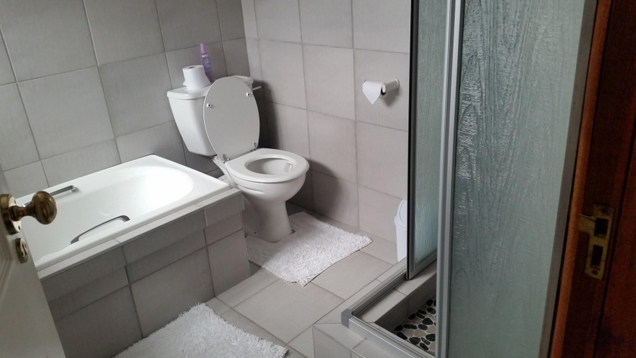 Bathroom 3, Green Pastures Guesthouse, Eden