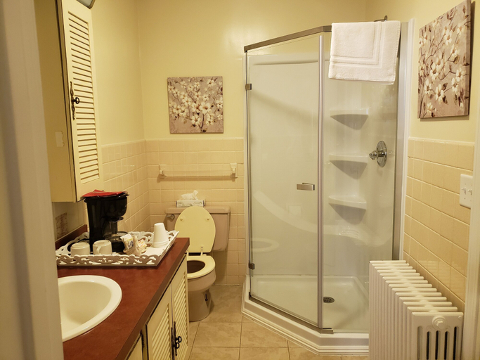 Bathroom 4, The Colonial Motel, Delaware