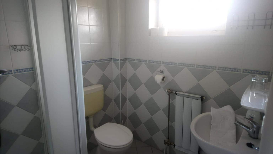 Bathroom 3, Hotel Napsugár és Gulyás Kunyhó Étterem, Fonyód