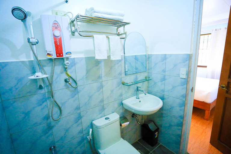 Bathroom 2, Hillside Villa, Basco