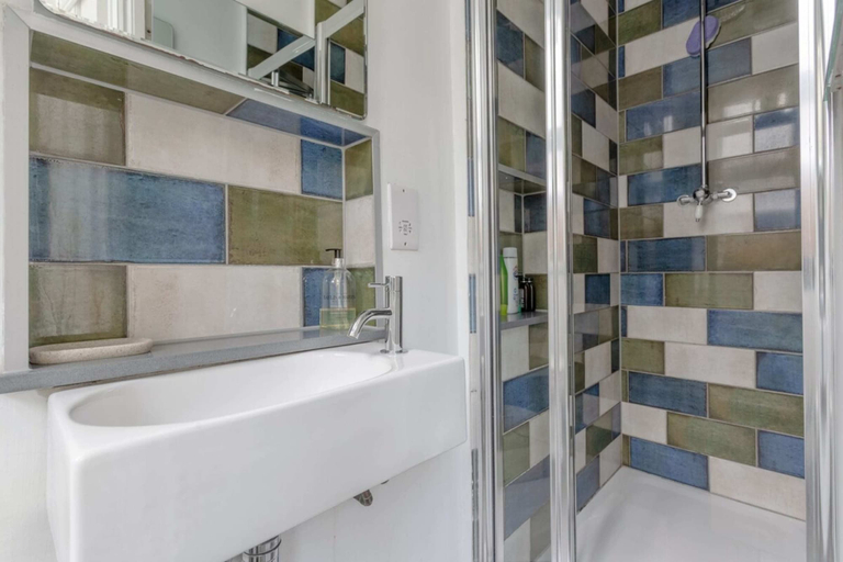 Bathroom, Modern 2 Bedroom Flat in Central London, London