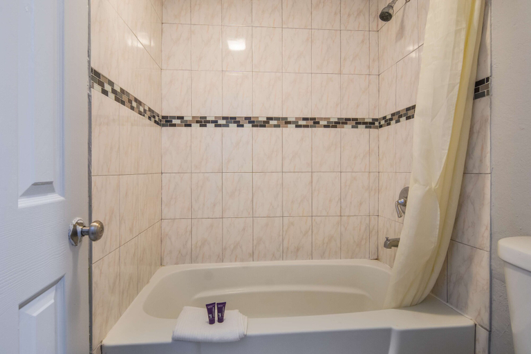 Bathroom 4, Knights Inn North Richland Hills, Tarrant