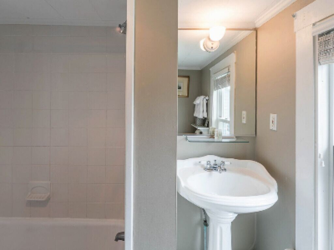 Bathroom 4, Snug Cottage, Barnstable