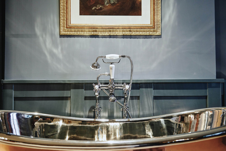 Bathroom 4, Hare & Hounds Newbury, West Berkshire
