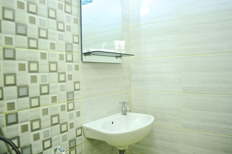 Bathroom 4, OYO 1927 The Village Syariah, Pekanbaru
