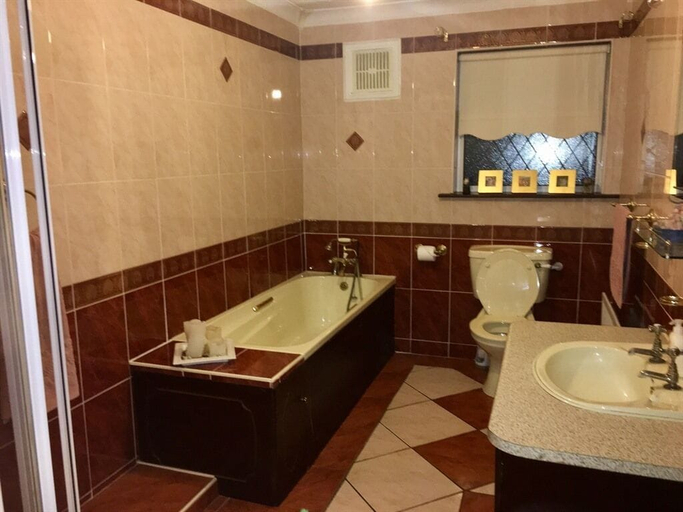 Bathroom 3, Plantation Lodge B&B