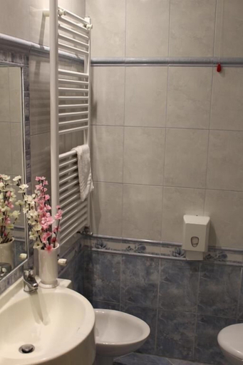 Bathroom 5, Hotel Louisiana, Rome