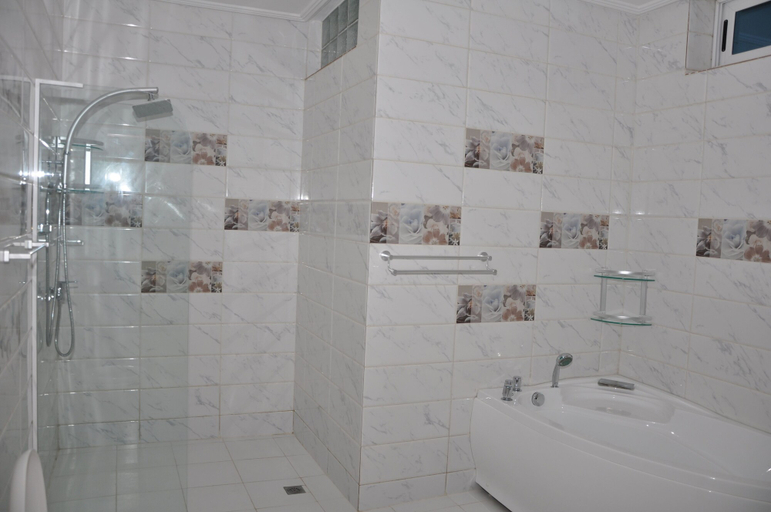 Bathroom 3, Rosalie's Apparts, Golfe (incl Lomé)